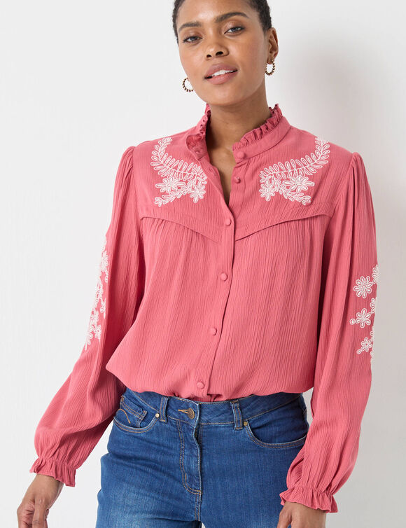 Chemisier brodé col volanté, crépon (bois de rose / écru) Chemisier brodé col volanté, crépon (bois de rose / écru)